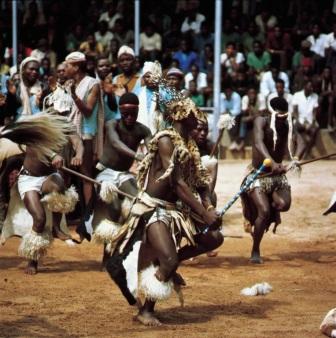 Южноафриканцы исполняют племенной танец